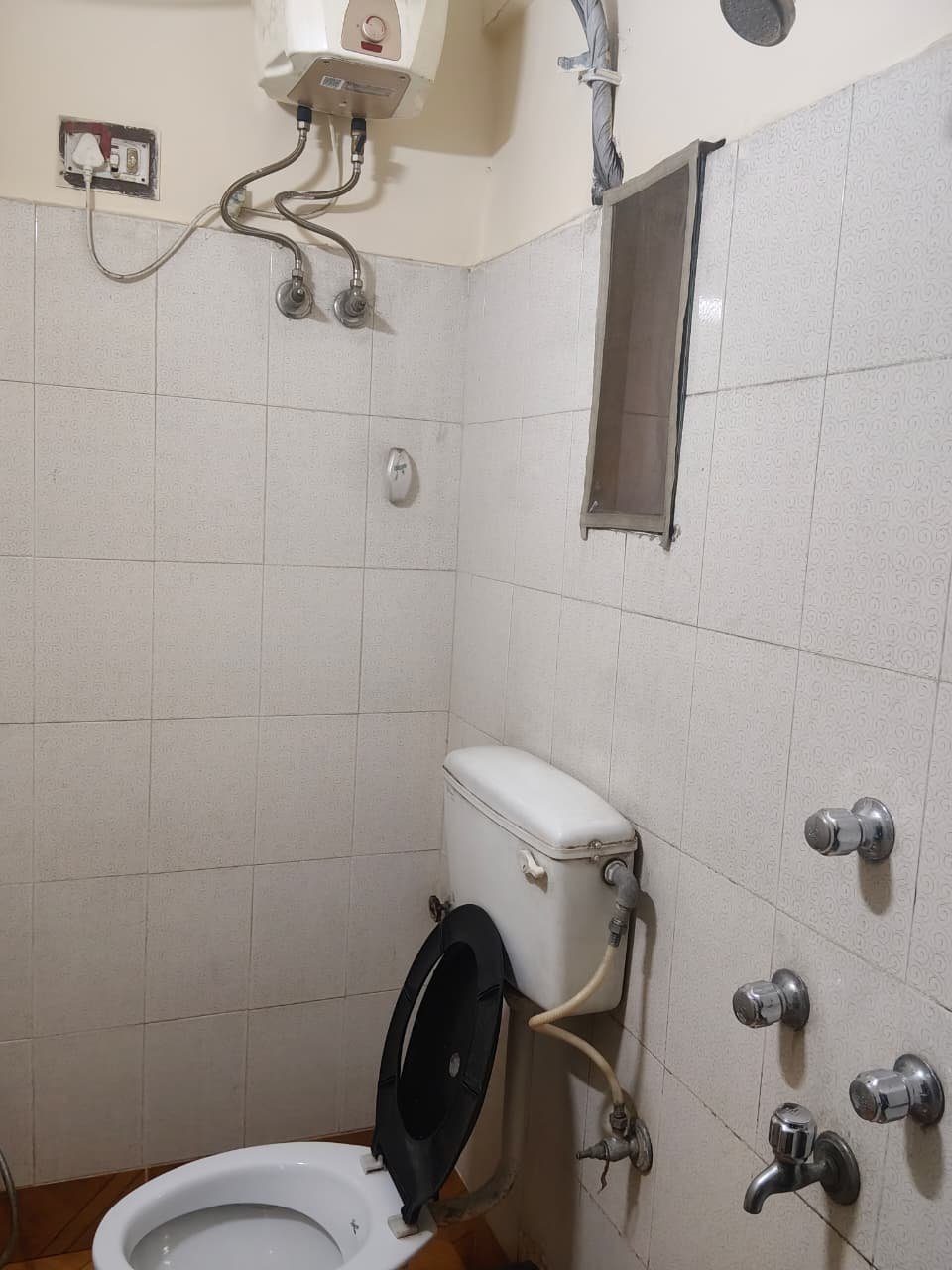 Ensuite Bathroom with 24/7 Water Heater Geyser